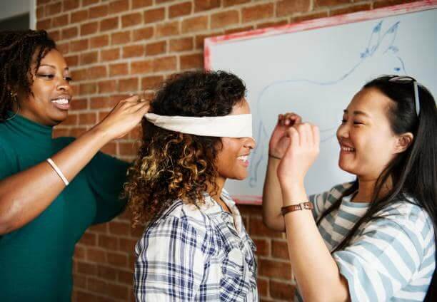 6 Jogos Divertidos para o Ministério de Mulheres 1 Jogos com venda nos olhos
